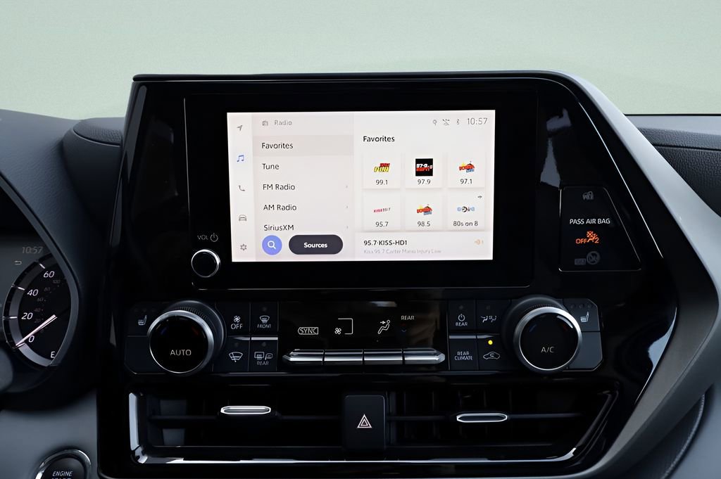 Used 2023 Toyota Highlander XLE AWD/4WD image 39