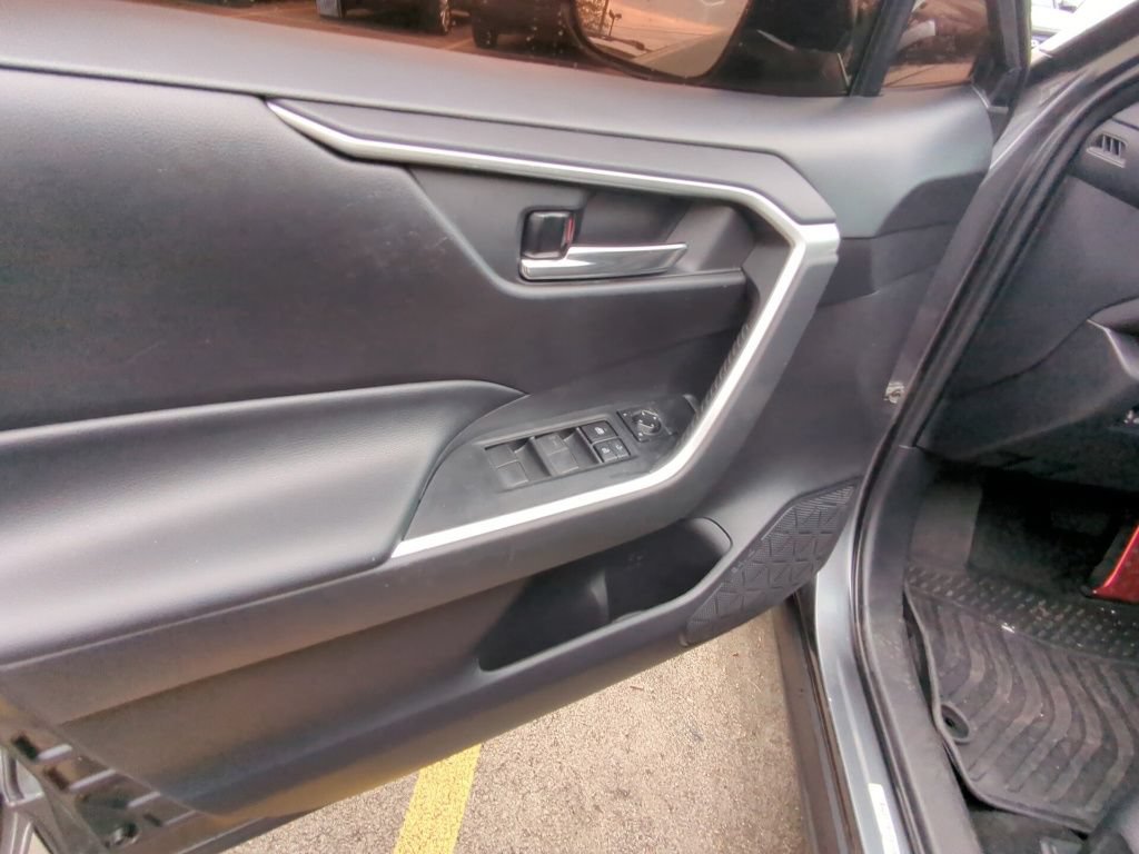 Used 2021 Toyota RAV4 XLE FWD image 8