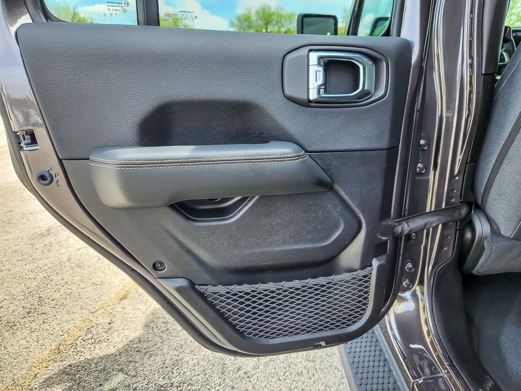 Used 2025 Jeep Wrangler Unlimited Sahara AWD/4WD image 19