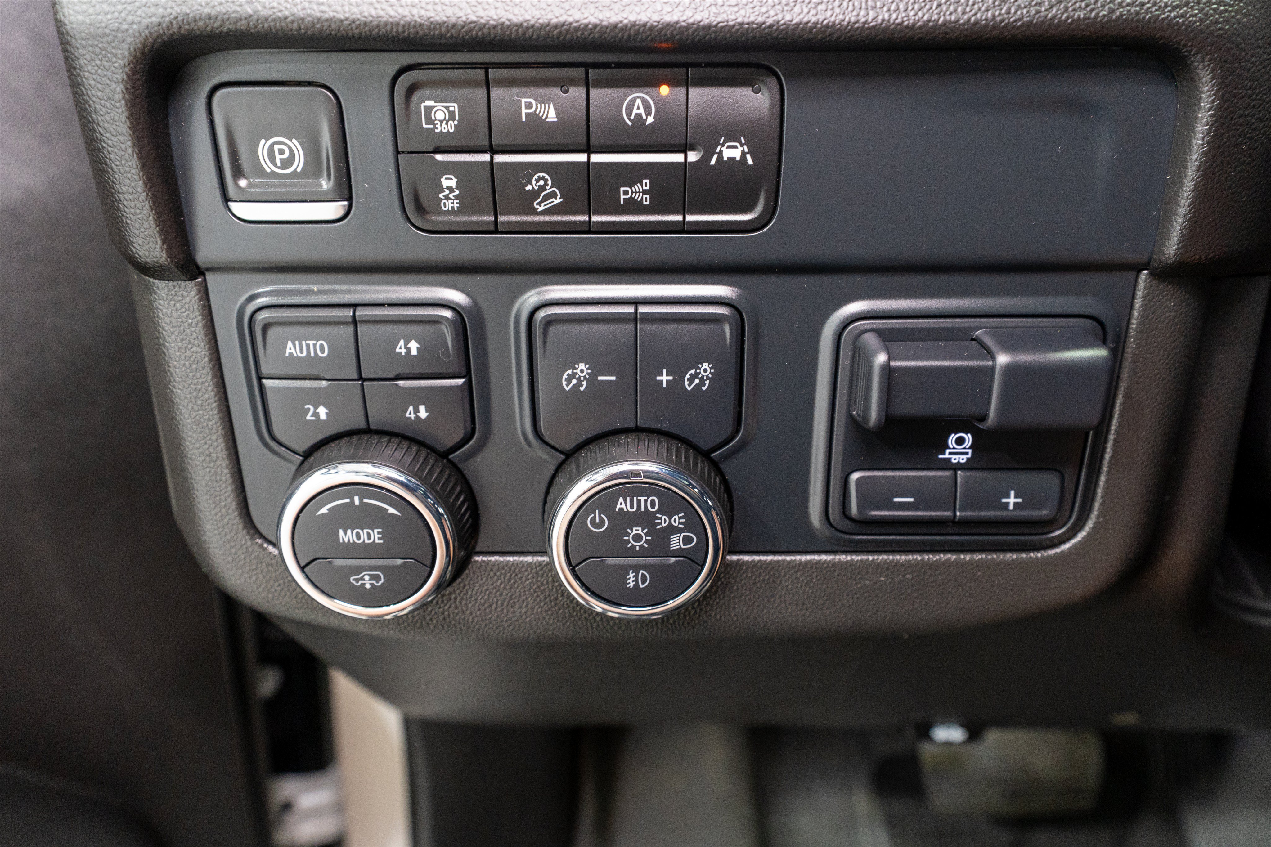 Used 2025 Chevrolet Tahoe High Country AWD/4WD image 34
