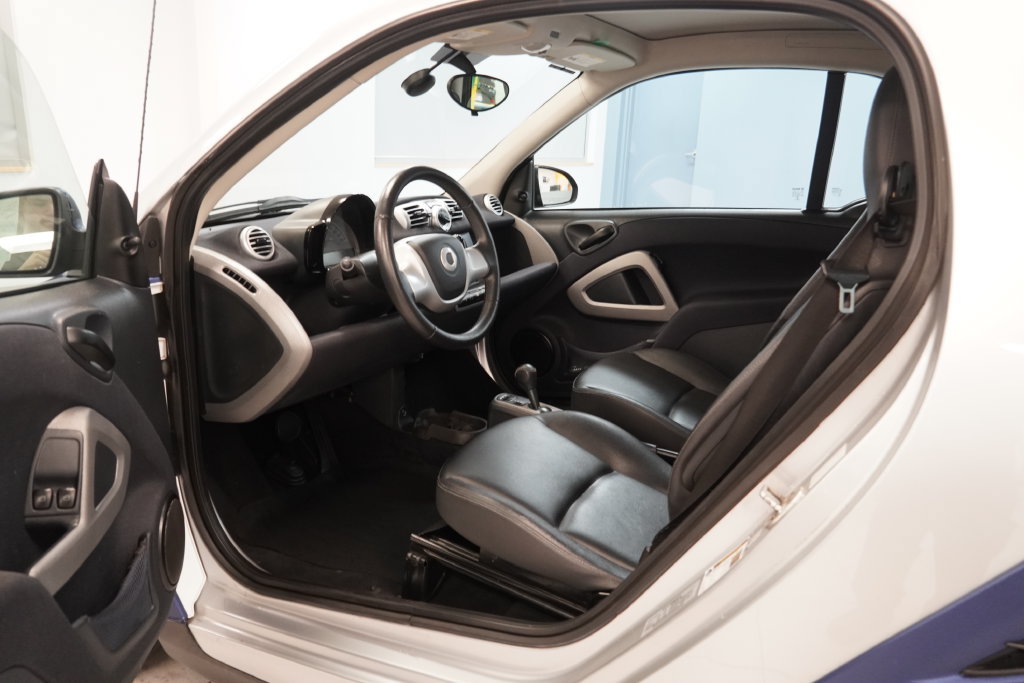 Used 2015 smart fortwo pure RWD image 12