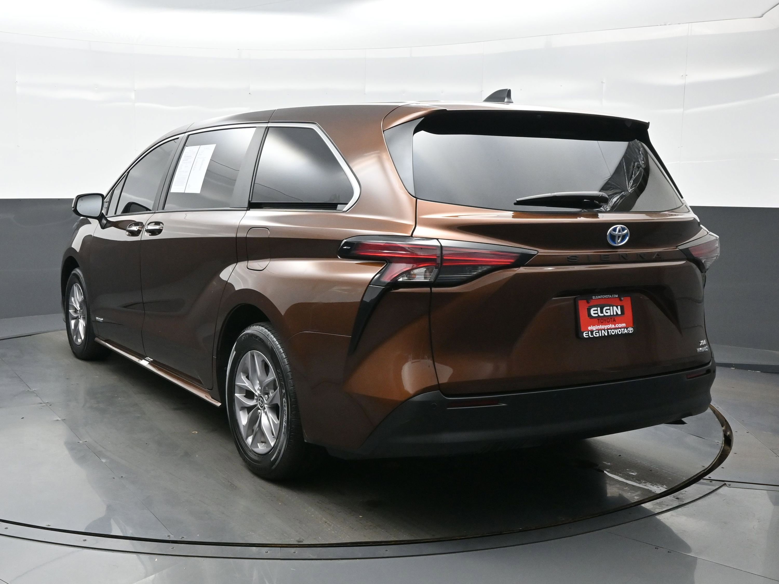Used 2021 Toyota Sienna XLE FWD image 4