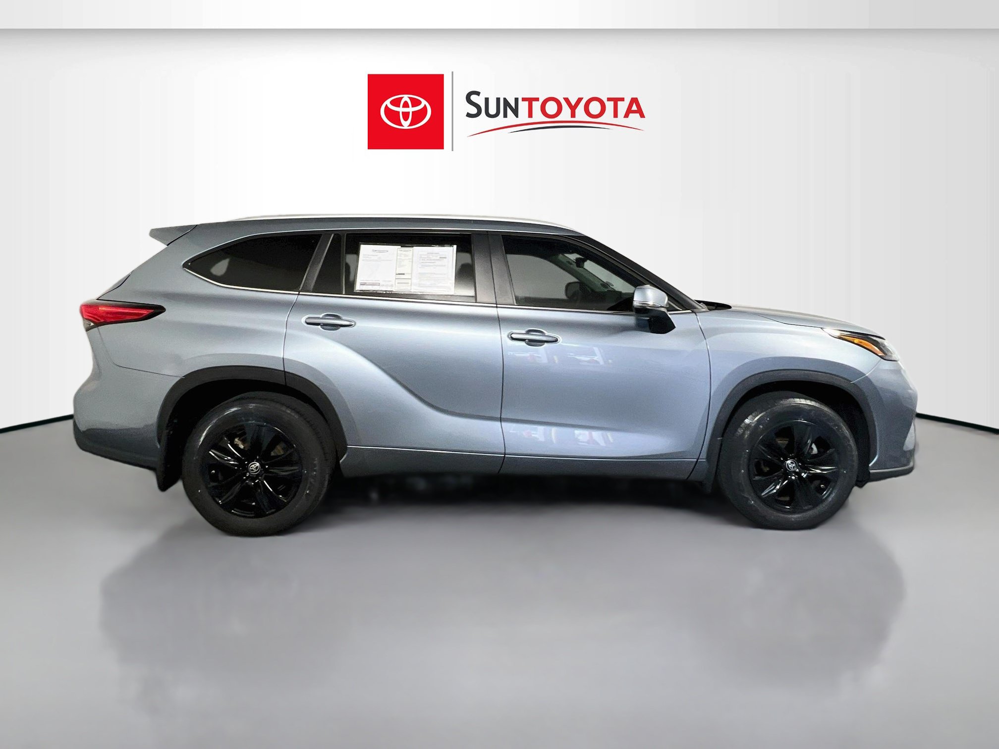 Used 2023 Toyota Highlander XLE FWD image 2