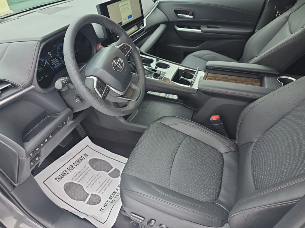 Certified 2025 Toyota Sienna Platinum image 11