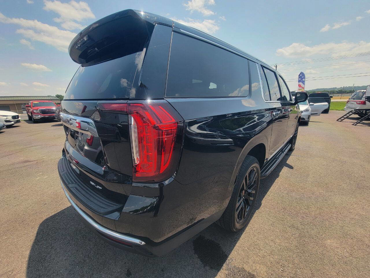 Used 2022 GMC Yukon XL SLT image 4