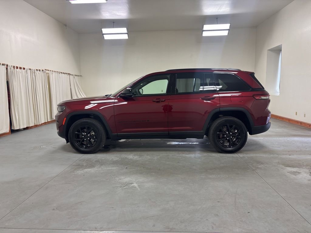 Used 2024 Jeep Grand Cherokee Altitude image 5