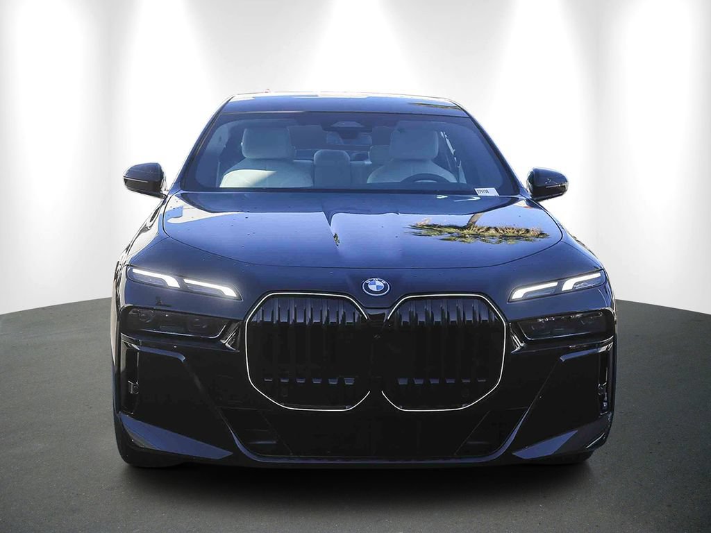 Used 2026 BMW 750e xDrive w/ Premium Package AWD/4WD image 2