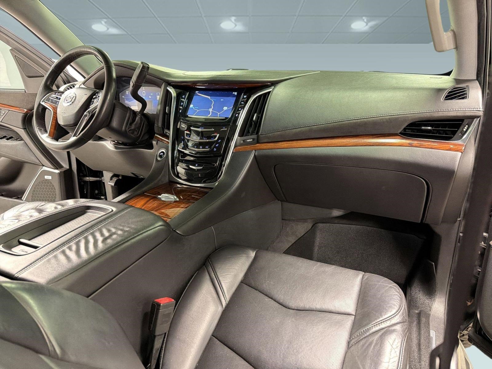 Used 2015 Cadillac Escalade Luxury image 29