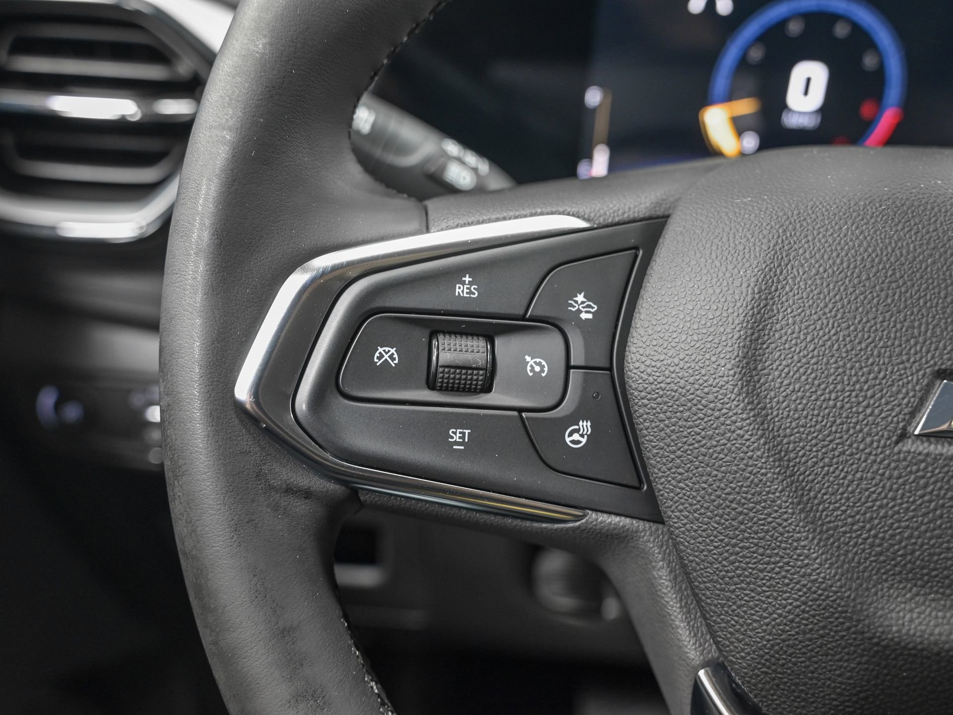 Used 2024 Chevrolet TrailBlazer LT w/ LT Cold Weather Package FWD image 18
