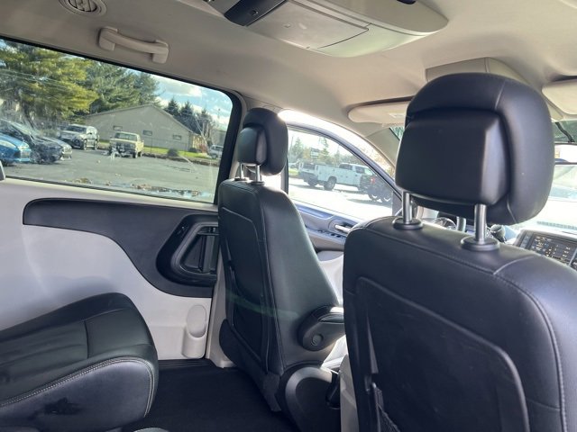 Used 2016 Chrysler Town & Country Touring image 30