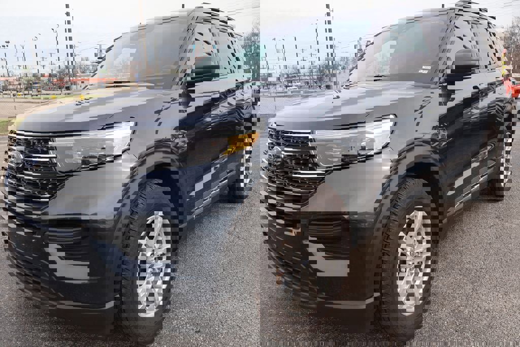 Used 2024 Ford Explorer XLT image 1