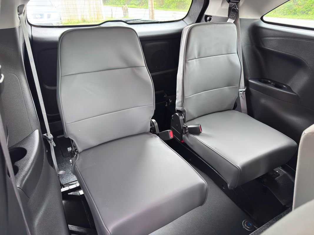 Used 2025 Toyota Sienna XLE FWD image 36