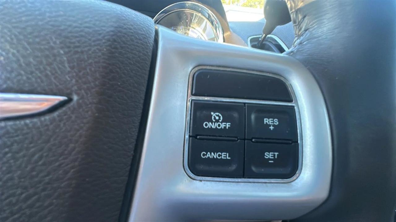 Used 2016 Chrysler Town & Country Touring FWD image 43