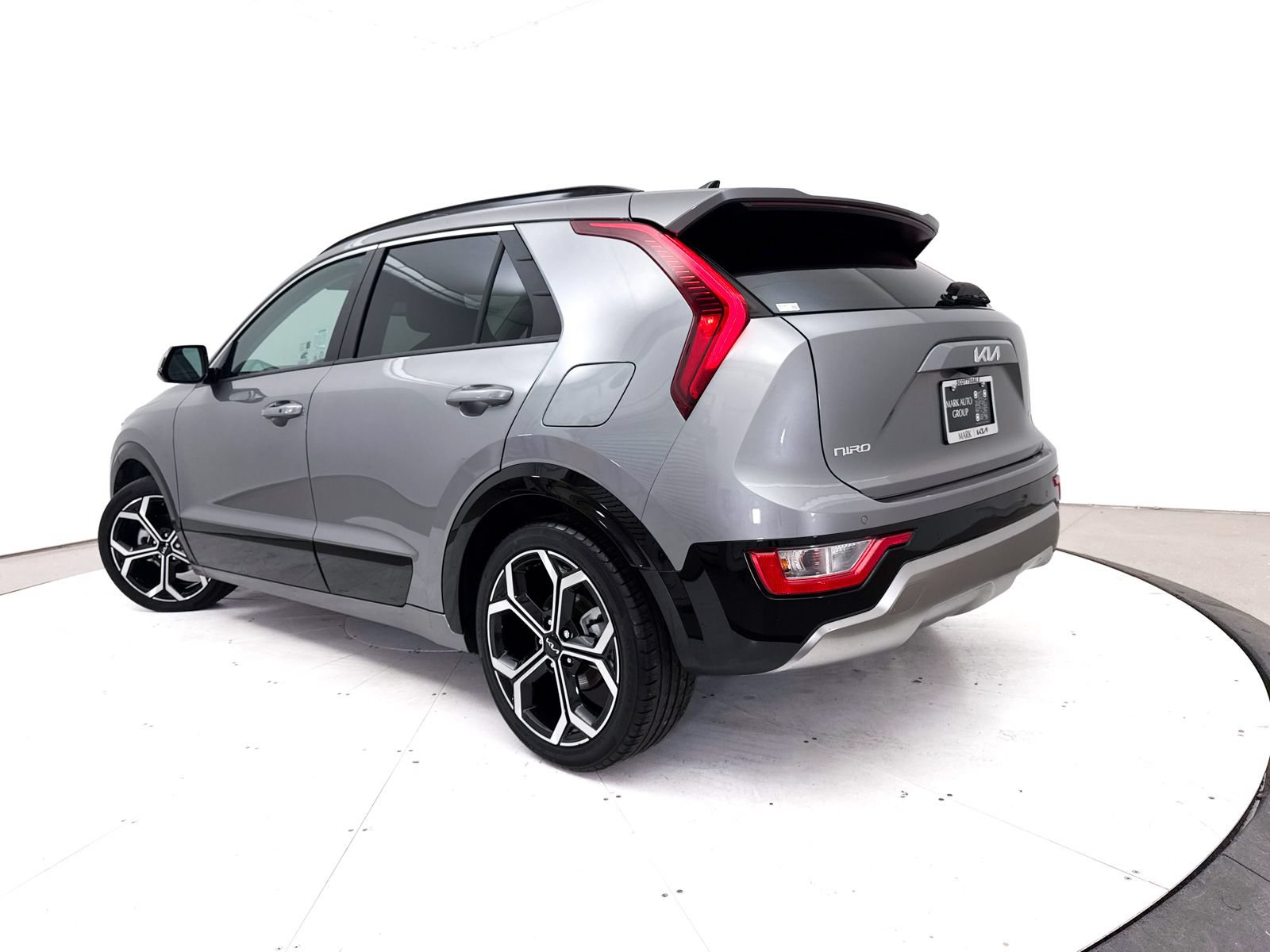 Used 2024 Kia Niro EX Touring FWD image 3