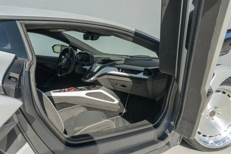 Used 2024 Lamborghini Revuelto image 17