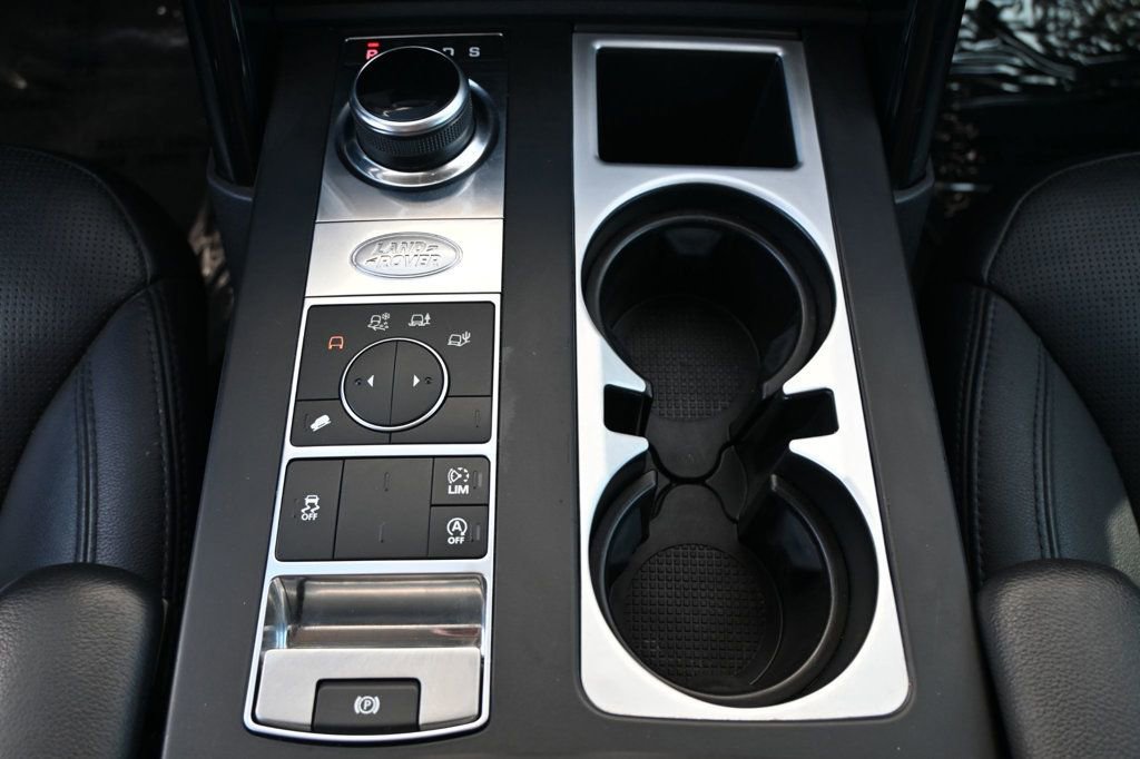 Used 2018 Land Rover Discovery SE image 15