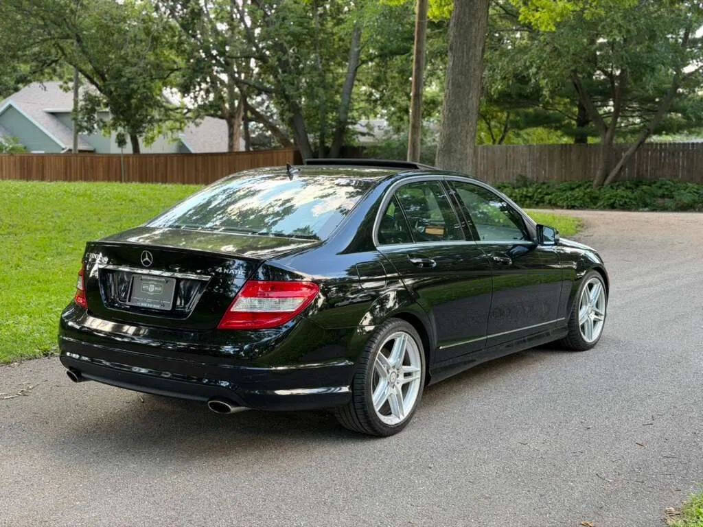 Used 2011 Mercedes-Benz C 300 4MATIC Sedan image 4