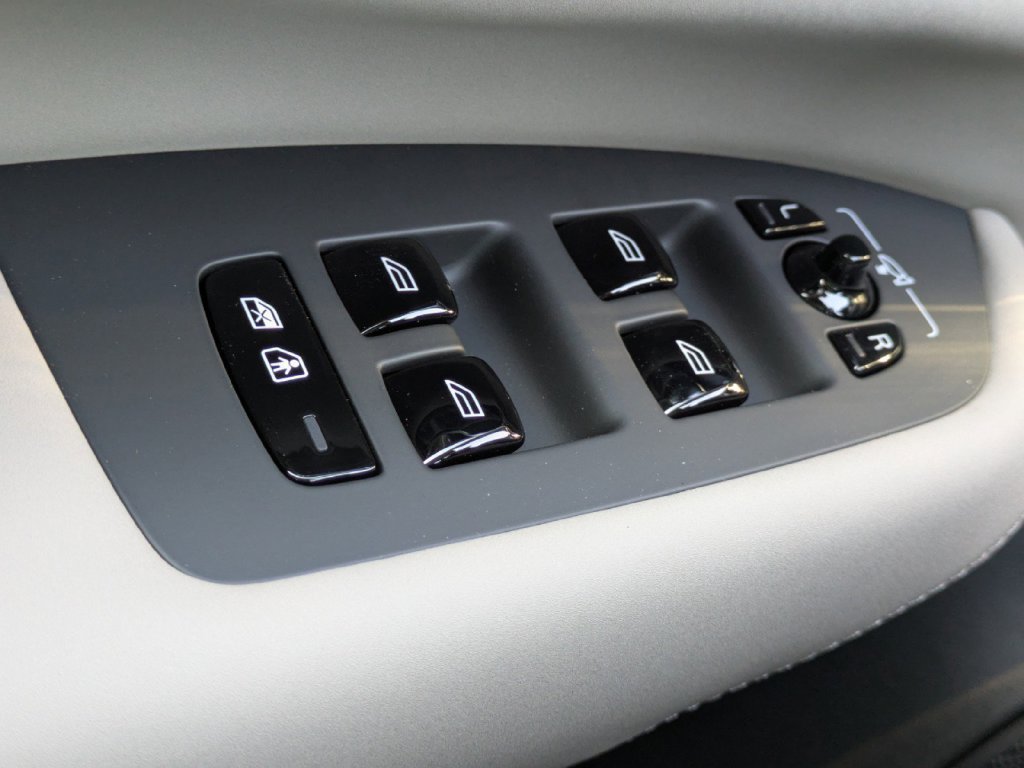 New 2025 Volvo XC90 B6 Core w/ Climate Package AWD/4WD image 26