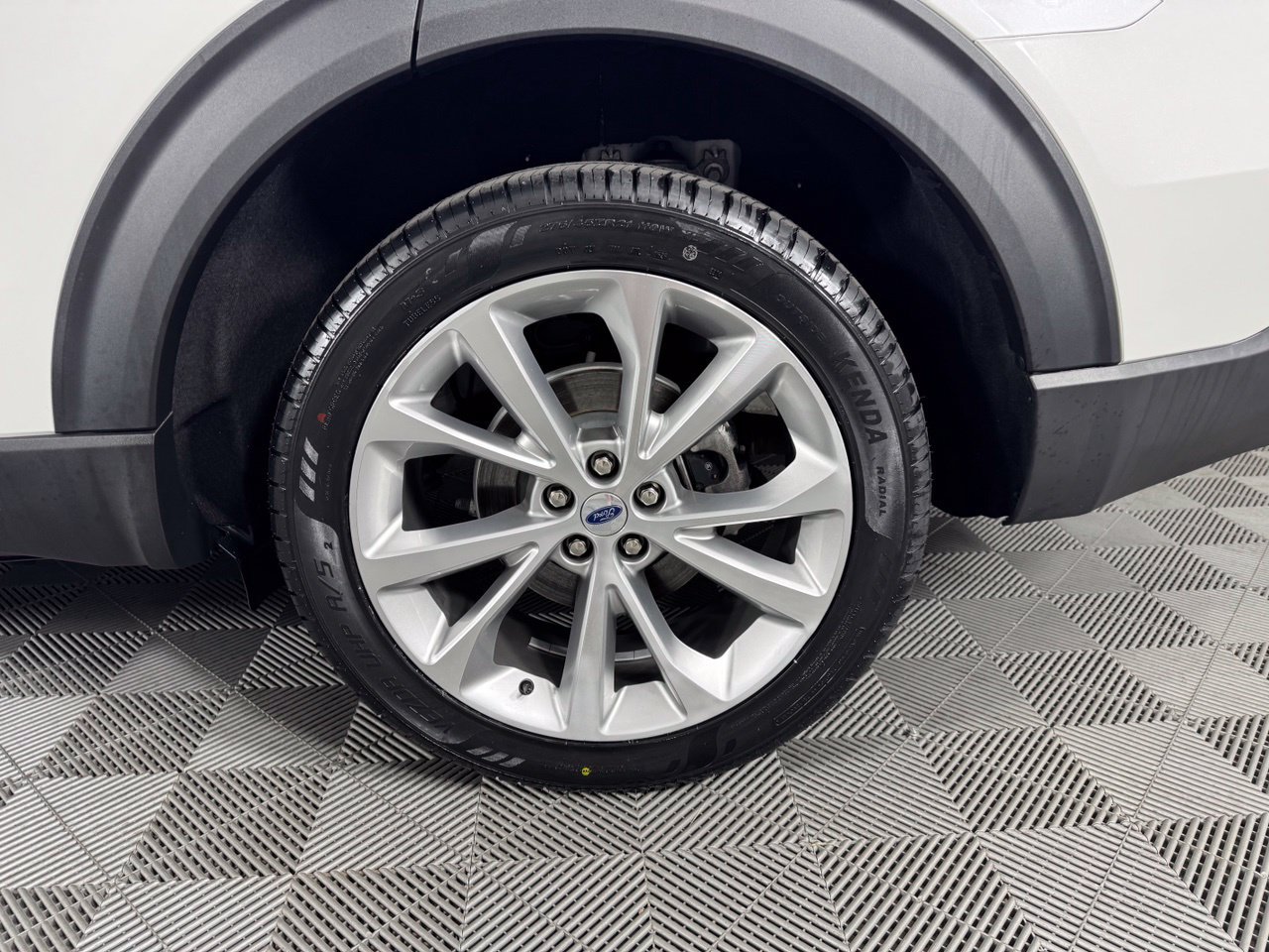 Used 2023 Ford Explorer Platinum w/ Class IV Trailer Tow Package AWD/4WD image 30
