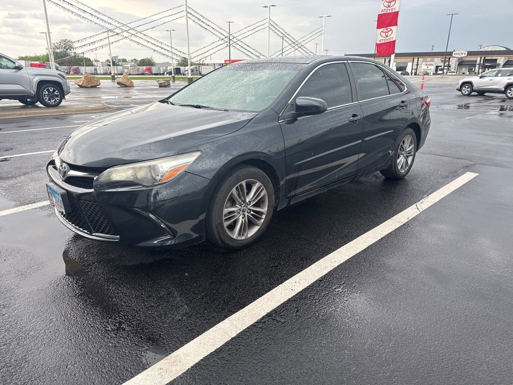 Used 2015 Toyota Camry SE w/ Moonroof Package image 3
