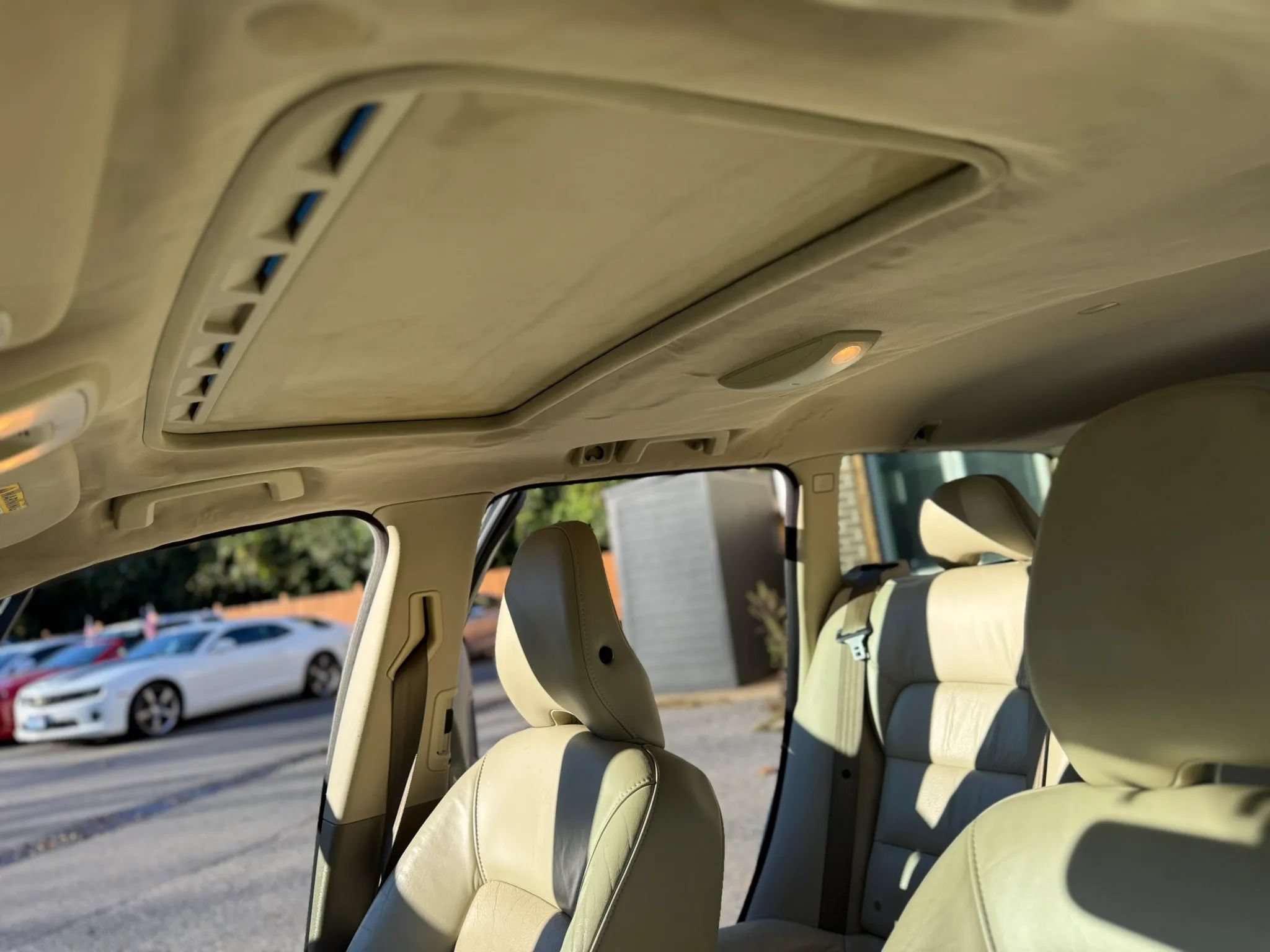 Used 2010 Volvo V70 R-Design FWD image 10