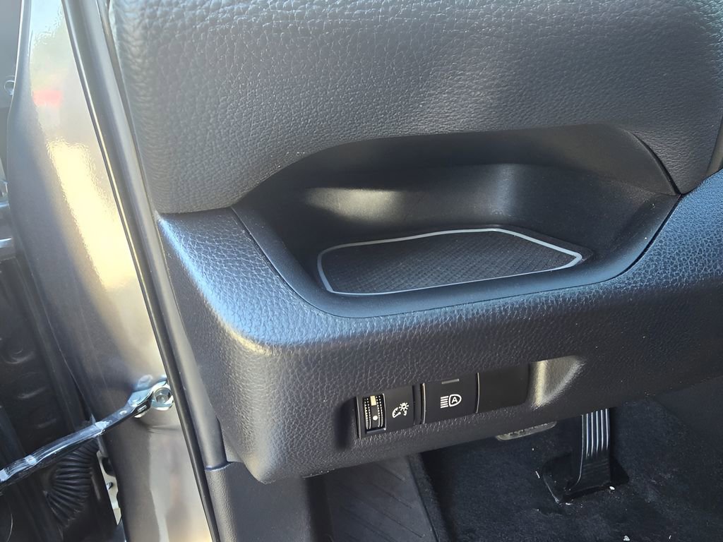 Used 2021 Toyota RAV4 XLE image 27