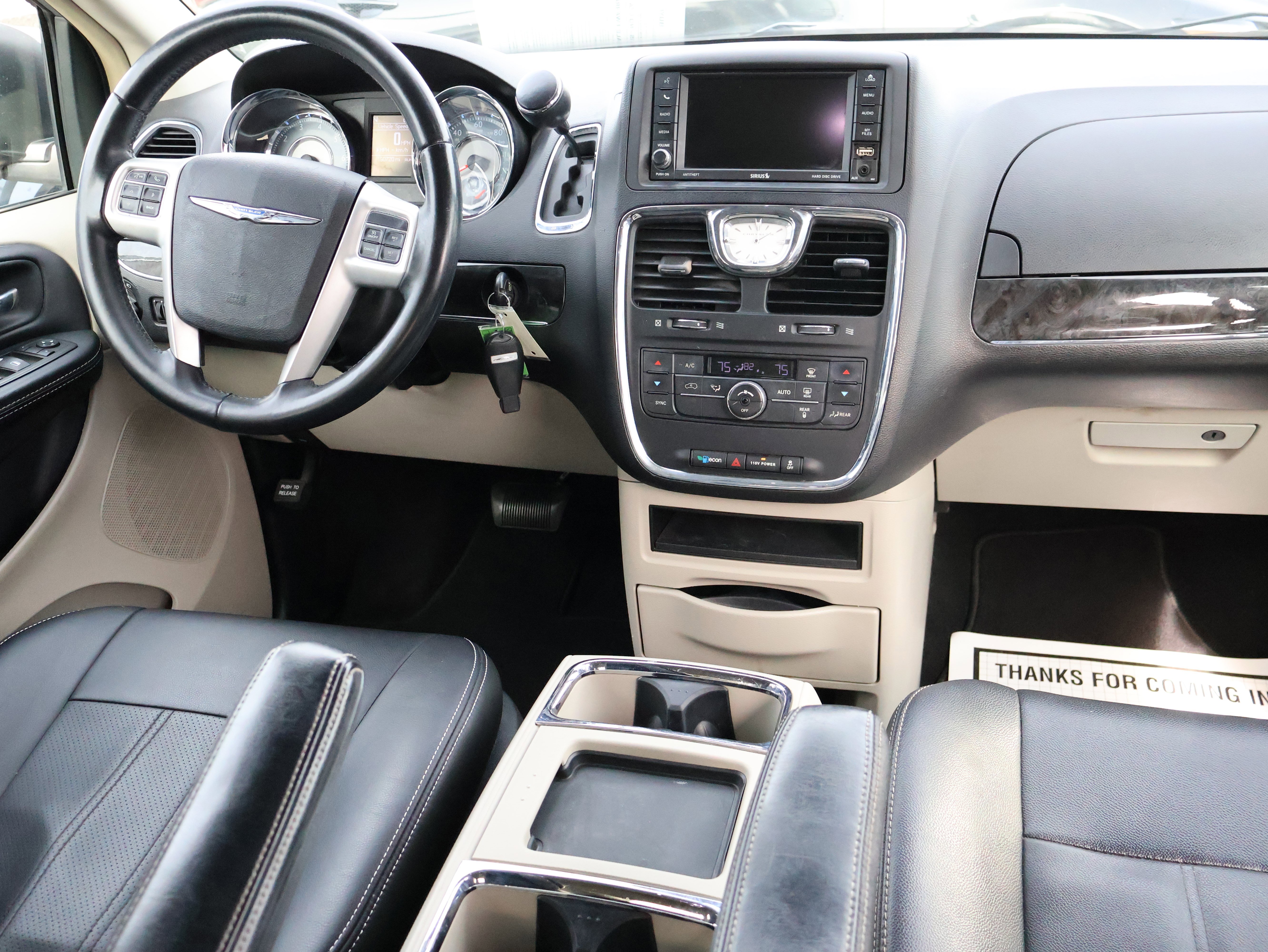 Used 2014 Chrysler Town & Country Touring image 12