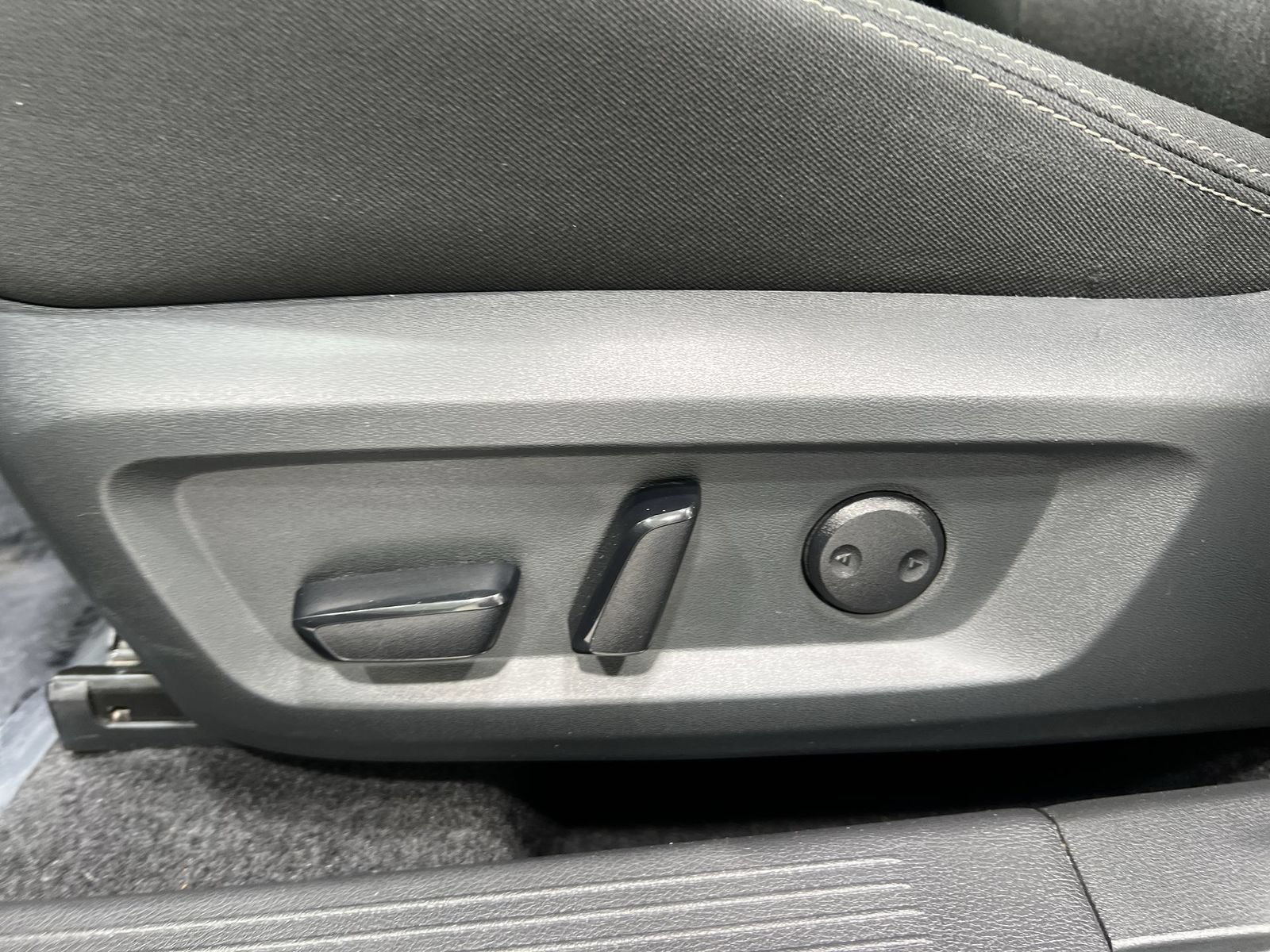 Used 2025 Nissan Rogue SV AWD/4WD image 12