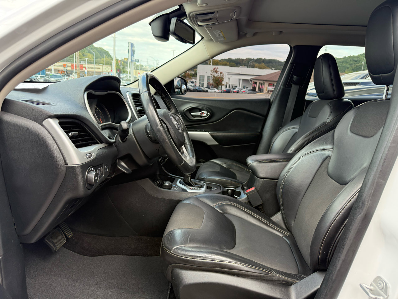Used 2018 Jeep Cherokee Latitude Plus w/ Comfort/Convenience Group image 2
