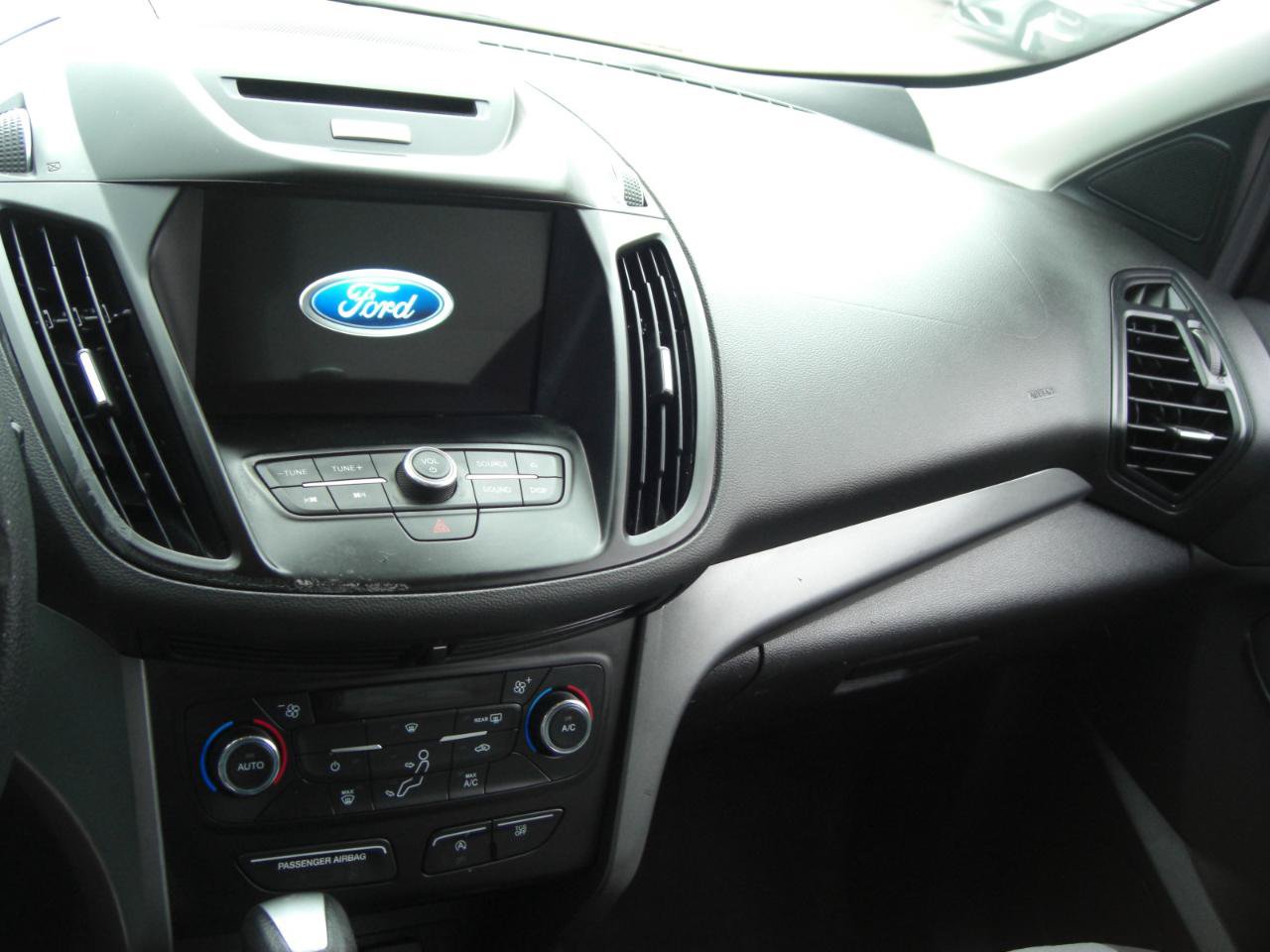 Used 2017 Ford Escape SE w/ Equipment Group 201A FWD image 9