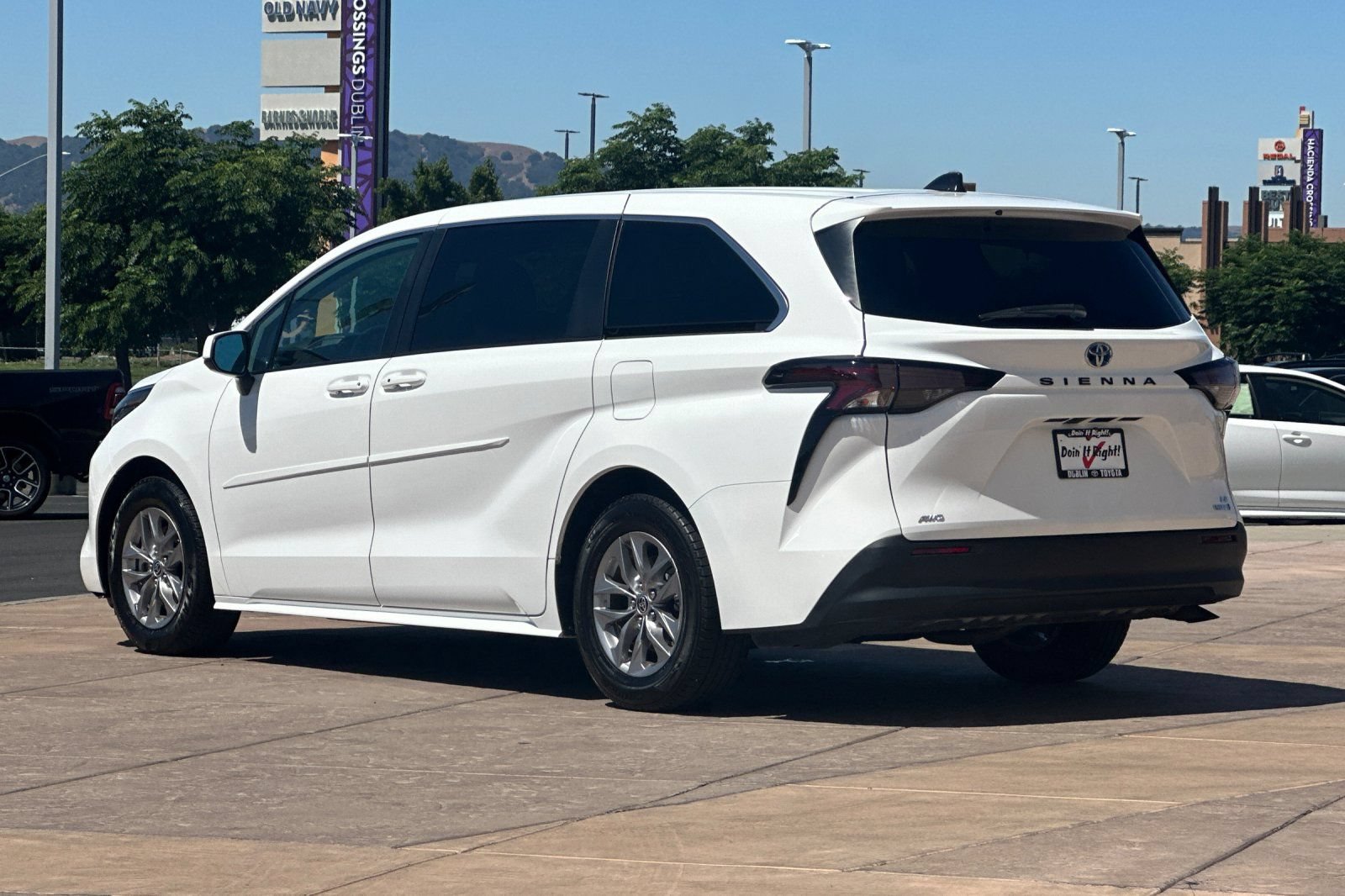 Certified 2024 Toyota Sienna LE AWD/4WD image 7