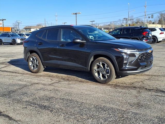 Used 2025 Chevrolet Trax LT w/ LT Convenience Package image 9
