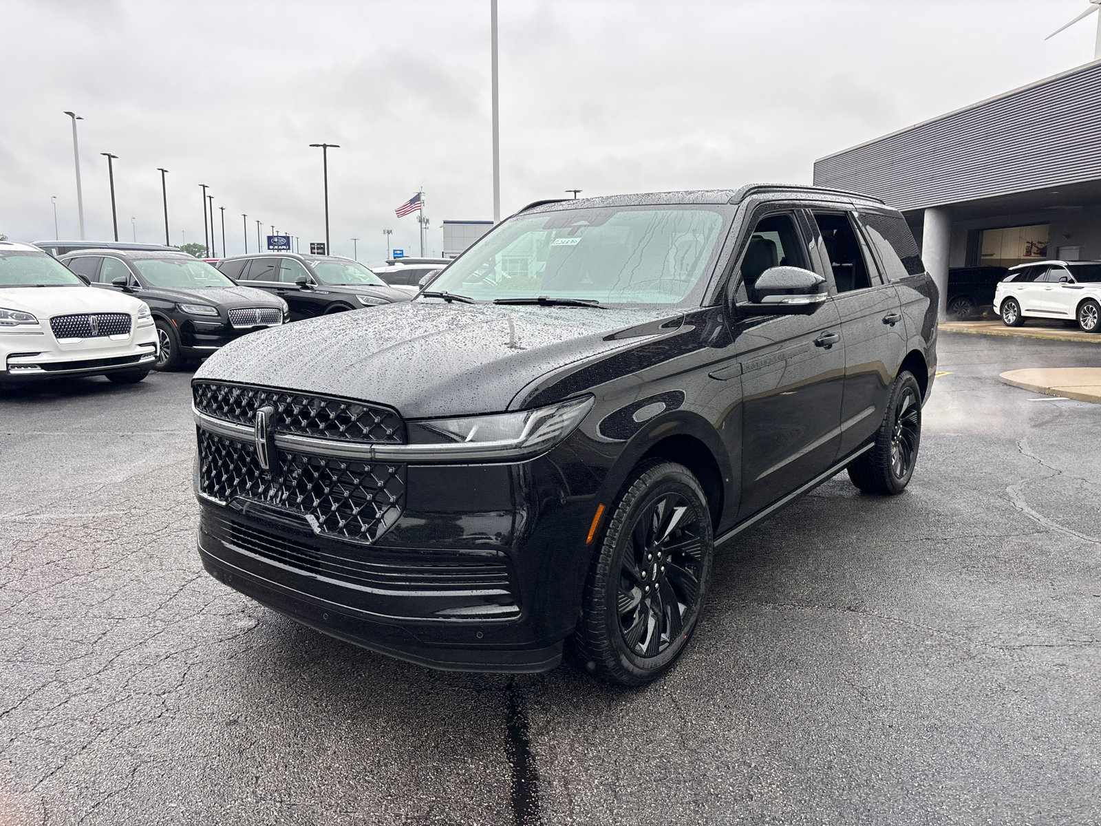New 2026 Lincoln Navigator Reserve w/ Jet Appearance Package AWD/4WD image 3