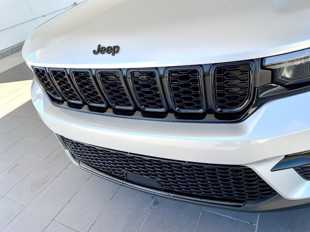 Used 2025 Jeep Grand Cherokee Limited image 2