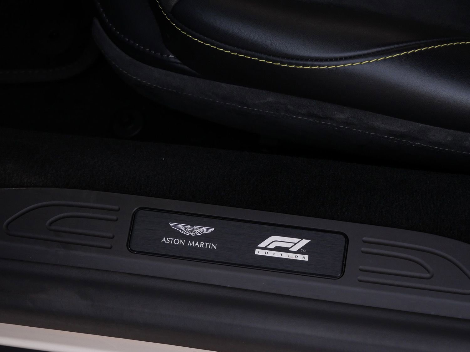 Used 2023 Aston Martin V8 Vantage Coupe image 25