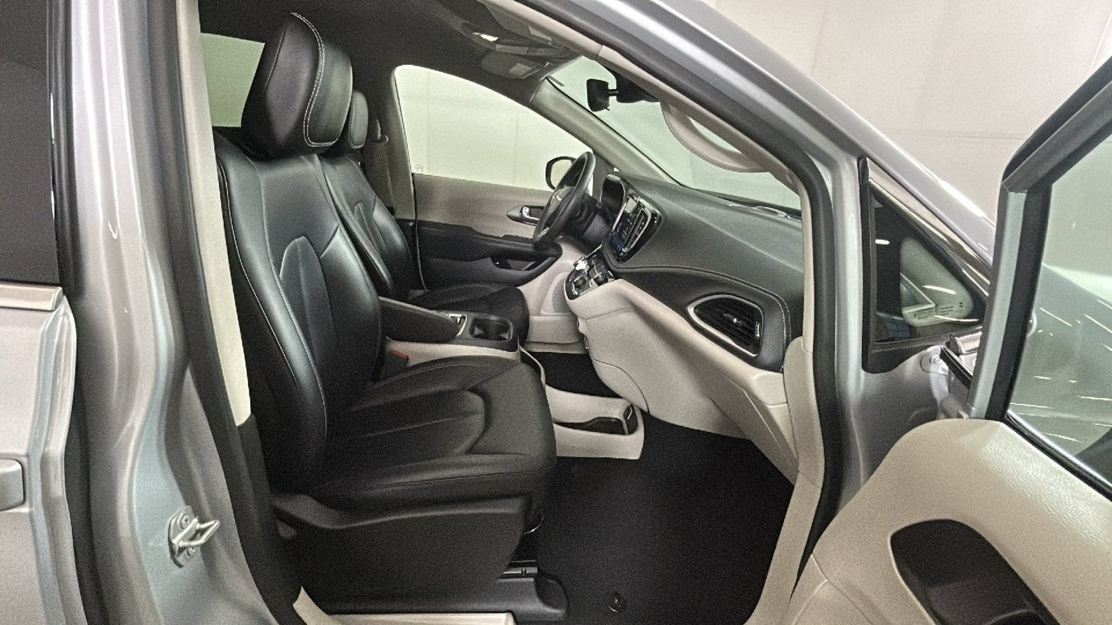 Used 2024 Chrysler Pacifica Limited FWD image 34