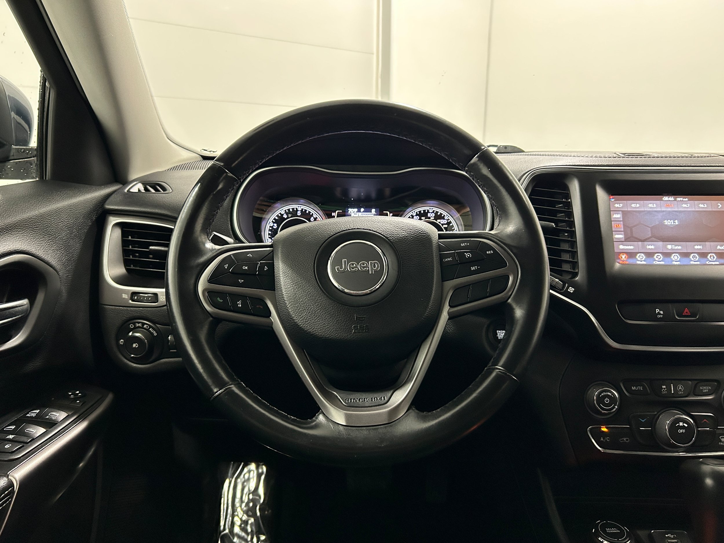 Used 2019 Jeep Cherokee Latitude Plus AWD/4WD image 16