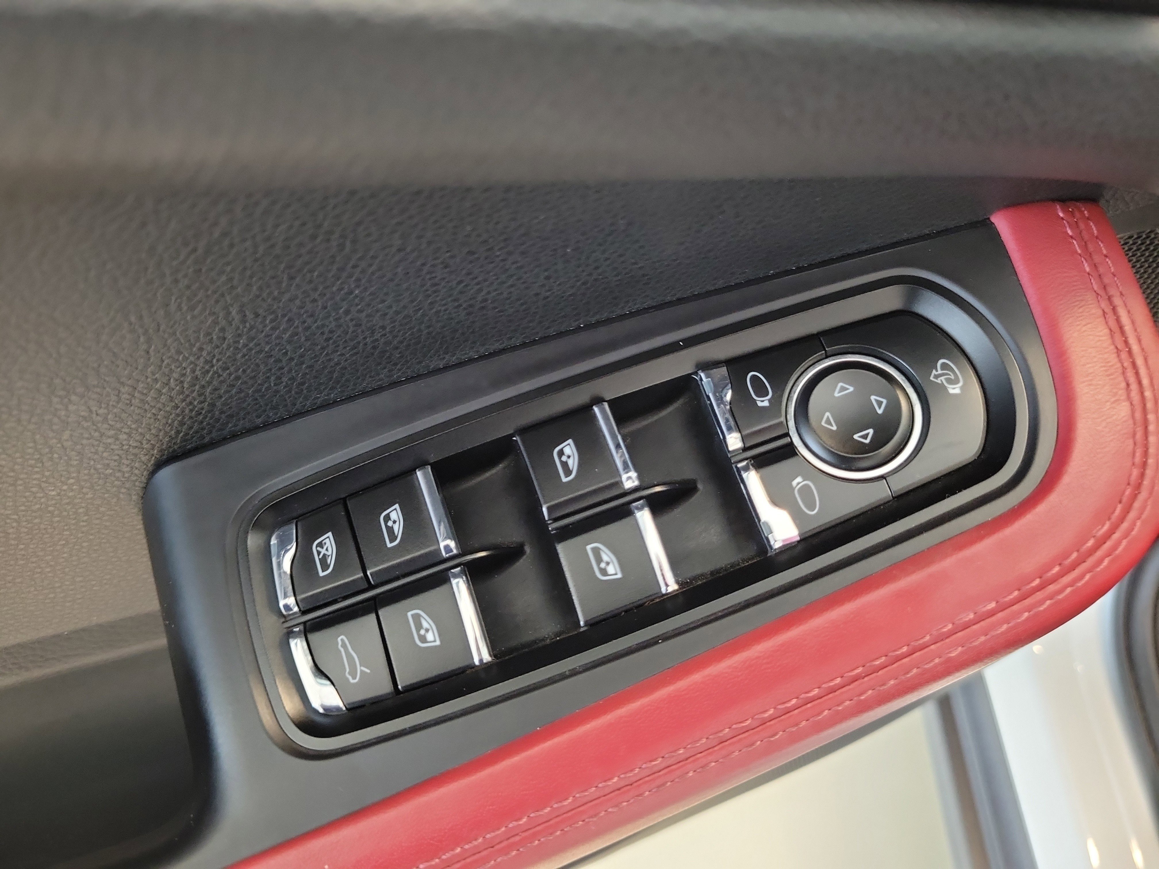 Used 2023 Porsche Macan AWD/4WD image 21