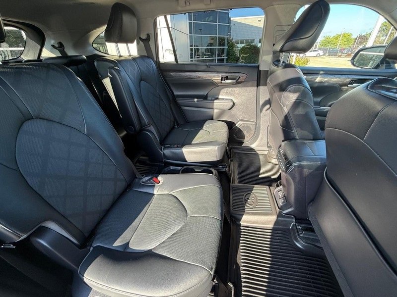 Used 2023 Toyota Highlander Platinum image 10