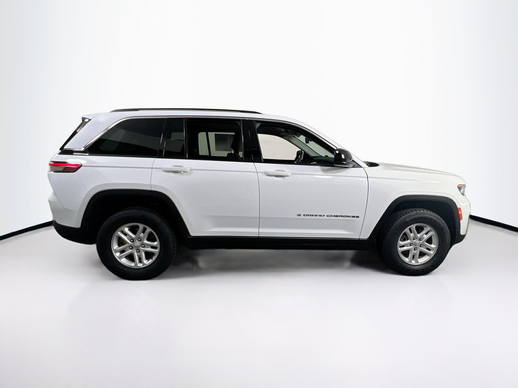Used 2023 Jeep Grand Cherokee Laredo w/ Luxury Tech Group I AWD/4WD image 4