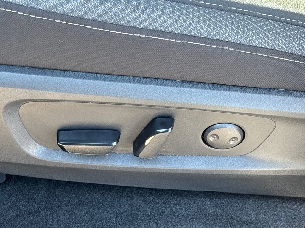 New 2025 Nissan Pathfinder SV w/ Black Appearance Package image 39