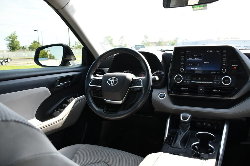 Used 2021 Toyota Highlander LE FWD image 23