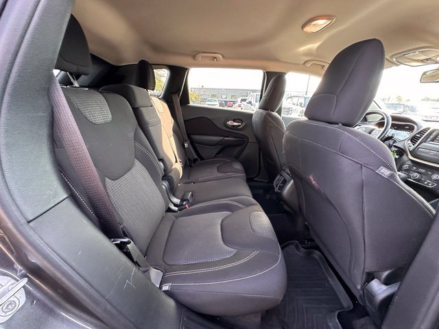 Used 2016 Jeep Cherokee Latitude w/ Cold Weather Group AWD/4WD image 29