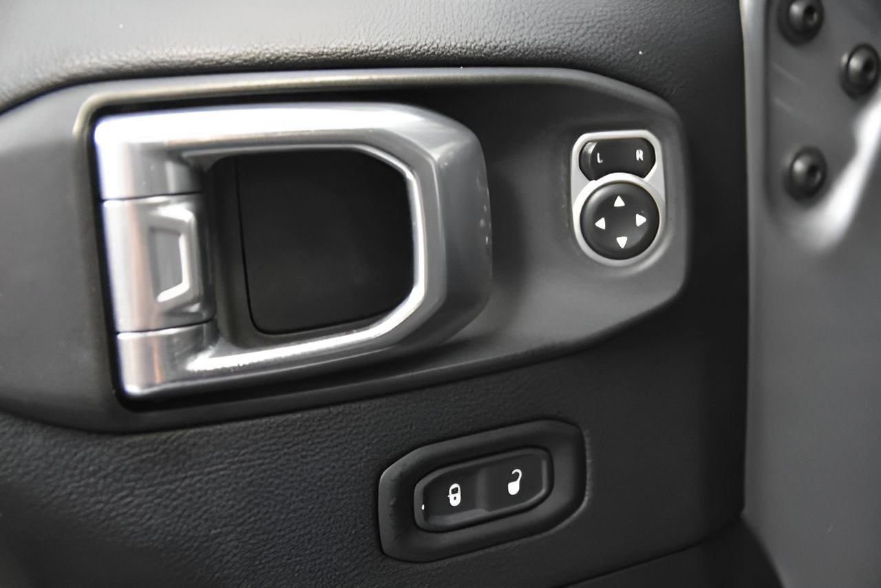 Used 2019 Jeep Wrangler Unlimited Sahara image 18