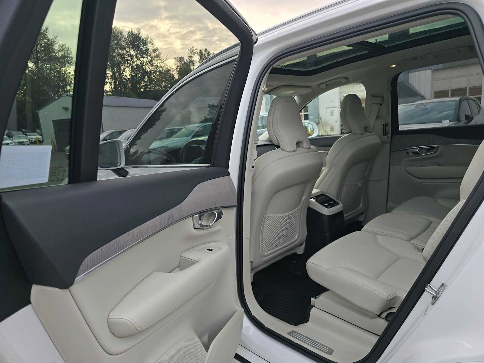 Certified 2025 Volvo XC90 T8 Plus w/ Protection Package Premier AWD/4WD image 17