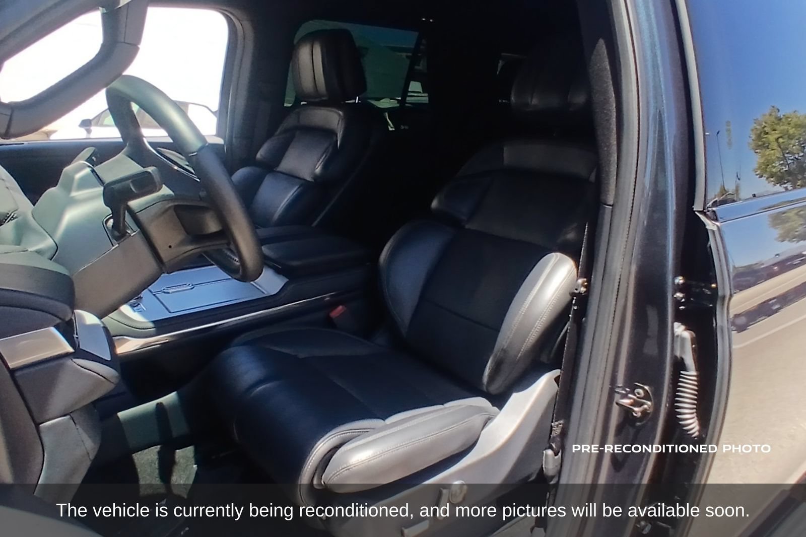 Used 2025 Lincoln Navigator L Reserve w/ Jet Appearance Package AWD/4WD image 12
