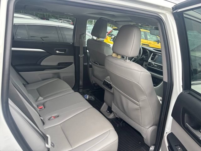 Used 2019 Toyota Highlander XLE AWD/4WD image 6