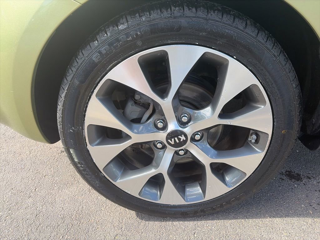 Used 2013 Kia Soul ! w/ Premium Pkg FWD image 2