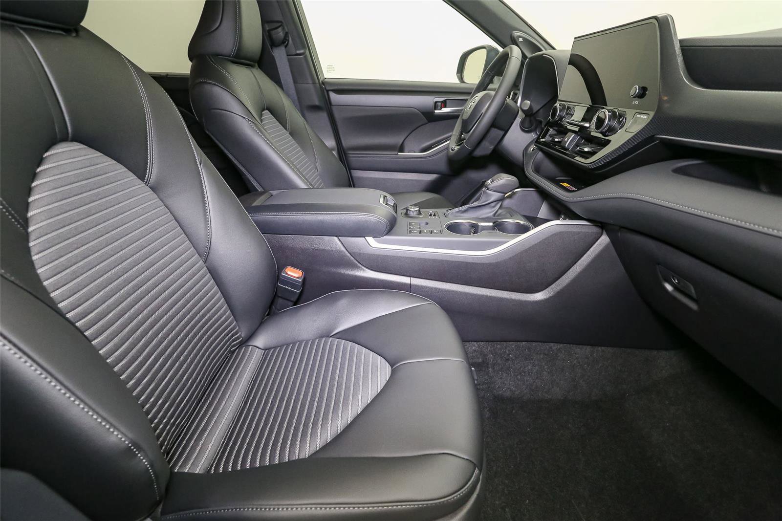 New 2026 Toyota Highlander XSE AWD/4WD image 13