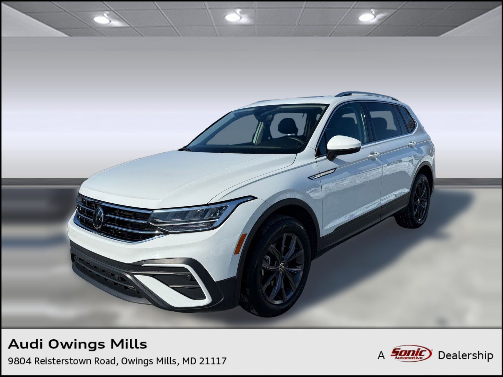 Used 2024 Volkswagen Tiguan SE w/ Panoramic Sunroof Package image 1